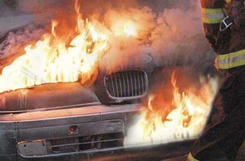 В Мелитополе огонь уничтожил престижную иномарку  фото