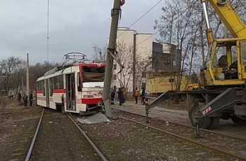 В центре Запорожья трамвай сошел с рельсов и врезался в столб  фото