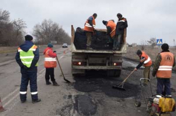 В Запорожской области дорожники снова начали латать ямы  фото