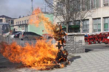 Первый пошел: в мелитопольском вузе сожгли чучело зимы (ФОТО, ВИДЕО) фото