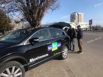 В Мелитополе команда Зеленского прямо посреди улицы дарит женщинам тюльпаны (ФОТО. ВИДЕО) фото