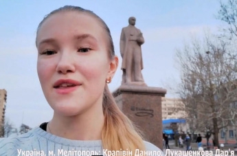 В Мелитополе школьники прочитали стихи возле памятника Тарасу Шевченко  фото