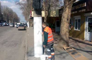 В Мелитополе коммунальщики начали красить столбы  фото