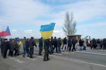 После того как сельчане перекрыли дорогу, внезапно подешевел проезд фото