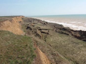 Море забирает свое: у ветряков обрушился берег моря фото