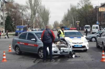 В центре Запорожья машина медпомощи попала в ДТП: есть пострадавший фото