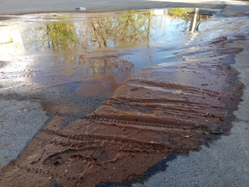 «Водоканал» наследил во дворе многоэтажного дома  фото