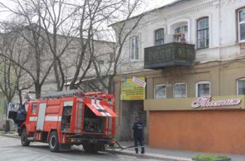 К мелитопольской мэрии подъехали спасатели  фото