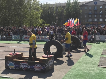 Как в  Мелитополе богатыри со всей Европы силами меряются  фото