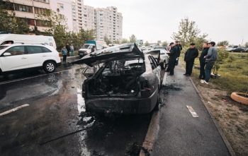 В Киеве авто врезалось в припаркованные машины и загорелось фото