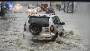 В Запорожье на дорогах машины утопают в воде  фото