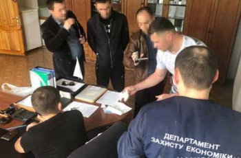 В Запорожской области правоохранители задержали чиновника прямо в рабочем кабинете фото