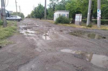 В Мелитополе дороги «лечат» травой фото