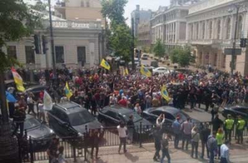 «Евробляхеры» устроили стычки с полицией под Радой фото