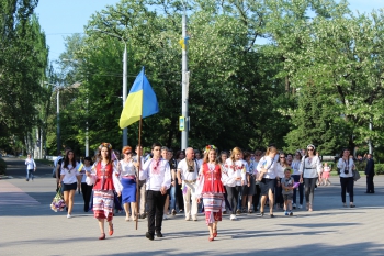 Традиционный парад вышиванок в этом году сопровождала оркестровая музыка (ФОТО, ВИДЕО) фото