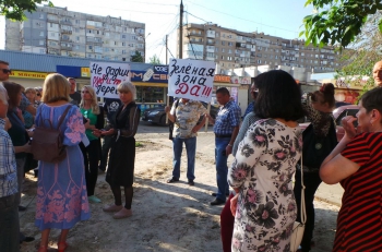 Горожане протестовали против незаконных МАФов вместо зеленой зоны фото