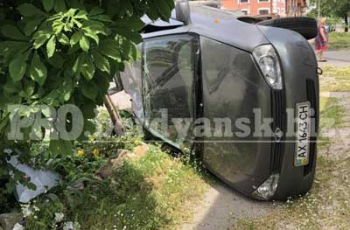 В Запорожской области автомобиль лег на бок  фото