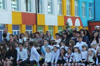 В Мелитополе школьный двор превратился в танцпол (ФОТО, ВИДЕО) фото