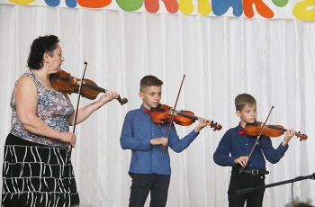 В мелитопольской школе искусств для выпускников танцевали родители (ФОТО, ВИДЕО) фото