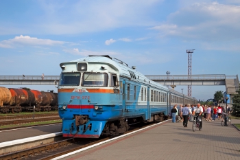 Под Харьковом у электрички оторвалось колесо и влетело в вагон  фото