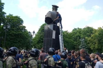 «Памятник Жукову должен быть снесен»: в Институте нацпамяти ответили Зеленскому фото