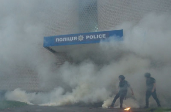 В Переяславе-Хмельницком активисты забросали отделение полиции петардами и дымовыми шашками фото