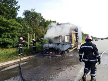 На запорожской трассе горела огромная фура (ФОТО, ВИДЕО) фото