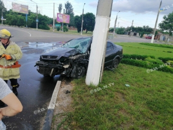 В Мелитополе гонщик на «Опеле» влетел в столб на южном кругу  фото