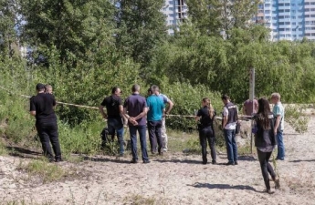 В Киеве на пляже обнаружили труп с простреленной головой (ФОТО 18+) фото