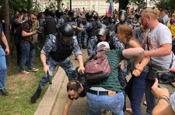 В Москве задержаны 200 участников несанкционированного митинга фото