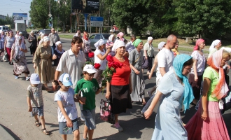 В Мелитополе прошел крестный ход в честь Святого Духа фото