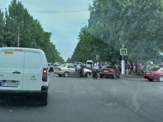 В Мелитополе два Ланоса не поделили дорогу фото