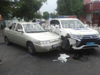 В Бердянске отдыхающие протаранили полицейское авто фото