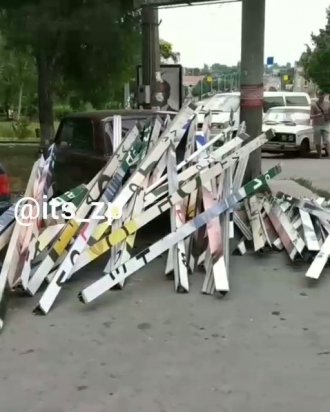 В Запорожье автомобиль привалило обломками развалившегося билборда фото