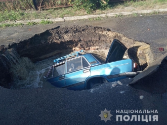 В Полтаве легковушка провалилась под асфальт и утонула в яме с водой фото