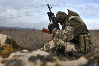 Война рядом: пострадал боец вовремя обстрелов фото