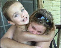 Держал за волосы над водой: 7-летний мальчик спас 20-летнюю сестру фото