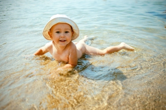 Родителям на заметку: какие болезни рискуют подхватить дети-голыши на пляже фото
