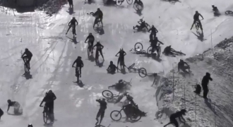 Велогонки на леднике во Франции превратились в ужасное месиво  фото