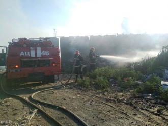 В Днепропетровской области тушат масштабный пожар на мусорной свалке фото