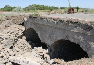 В Запорожской области рухнул мост - дорога перекрыта фото