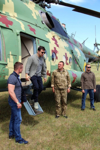 В очках и под «охраной»: сеть взбудоражило фото Зеленского в зоне ООС фото