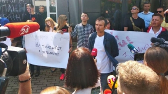 Вакарчук провел пикет возле телеканала NewsOne из-за телемоста Украины и РФ фото