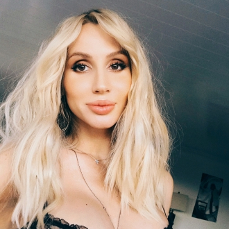 Голое фото Лободы в Instagram: модель обвинила певицу в краже, но та удаляет ее жалобы фото