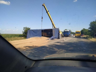 На въезде в Бердянск перевернулся зерновоз фото