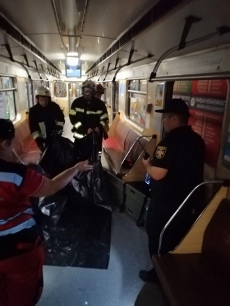 В Киеве погибла женщина, упавшая на рельсы в метро фото