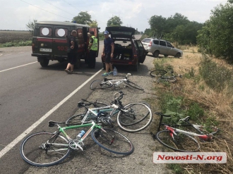 Страшное ДТП под Николаевом: автомобиль врезался в группу детей-велосипедистов фото