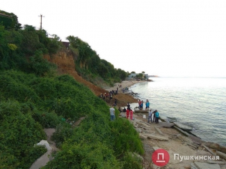 Грунт сошел со склона на пляже в Одессе, людей ищут под завалами фото