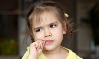 Советы психологов: как отучить ребенка грызть ногти фото