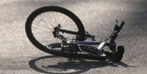В Запорожье подросток на велосипеде сорвался с недостроенного моста фото